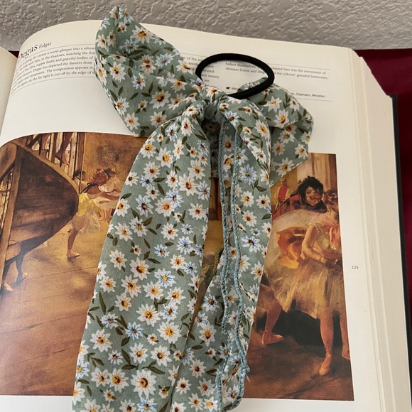 Lagom Studio Accessories - 💕LAST ONE Chic Daisy Hair Tie Scrunchies
